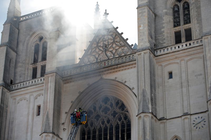 &copy; Reuters. Los bomberos franceses luchan contra el fuego en la Catedral de San Pedro y San Pablo en Nantes, Francia
