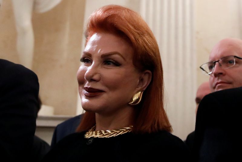© Reuters. U.S. Ambassador to Poland Mosbacher watches news conference in Warsaw