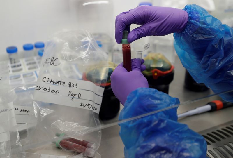 © Reuters. FILE PHOTO: Blood Processing Lab in the Cambridge Institute of Therapeutic Immunology and Infectious Disease