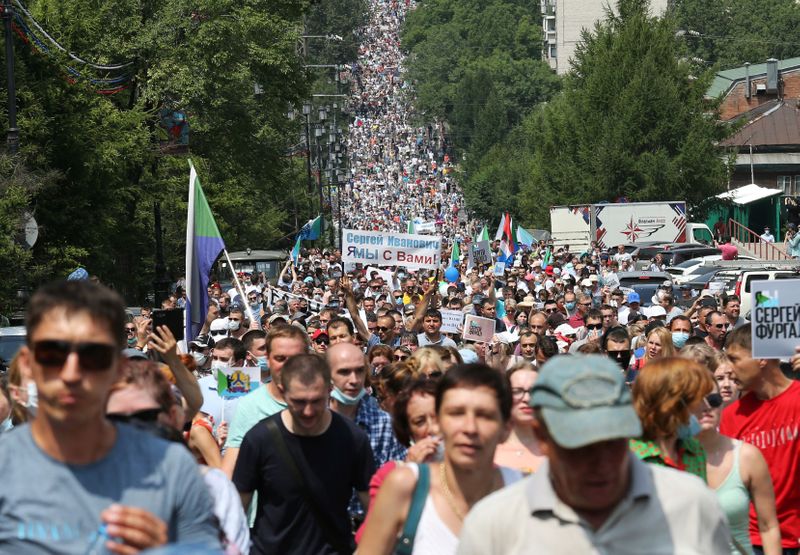 &copy; Reuters. عشرة آلاف يشاركون في مسيرة بمدينة في أقصى شرق روسيا دعما لحاكمها المعتقل