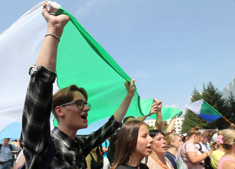 &copy; Reuters. Manifestantes participan en una protesta en apoyo del gobernador regional arrestado, Sergei Furgal, en Khabarovsk, Rusia