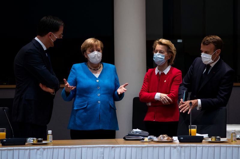 © Reuters. El primer ministro holandés, Mark Rutte, la Canciller alemana Angela Merkel, la presidenta de la Comisión Europea, Ursula von der Leyen, y el presidente francés, Emmanuel Macron, durante una reunión al margen de la primera cumbre presencial de la UE, en Bruselas, Bélgica