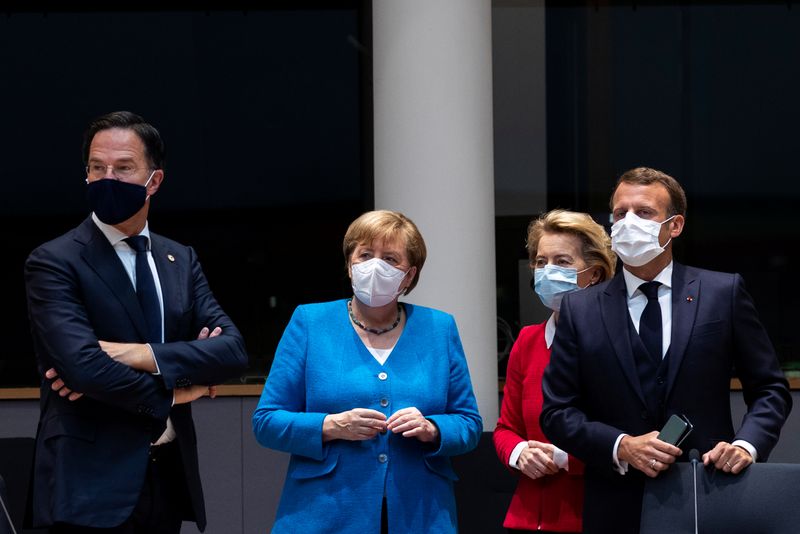 © Reuters. El primer ministro holandés, Mark Rutte, la Canciller alemana Angela Merkel, la presidenta de la Comisión Europea, Ursula von der Leyen, y el presidente francés, Emmanuel Macron, durante una reunión al margen de la primera cumbre presencial de la UE, en Bruselas, Bélgica