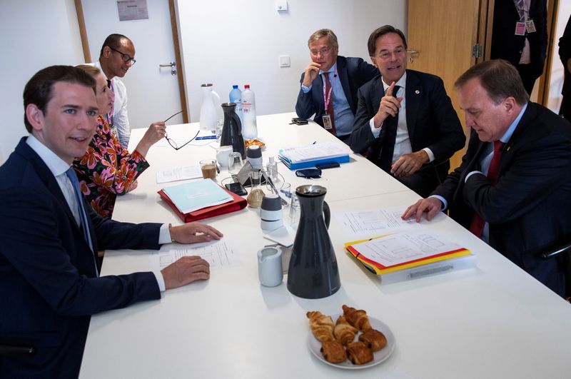 &copy; Reuters. El primer ministro holandés, Mark Rutte, con el primer ministro sueco, Stefan Lofven, el Canciller de Austria, Sebastian Kurz, y la primera minsitra de Dinamarca, Mette Frederiksen, durante una reunión al margen de la primera cumbre presencial de la UE,