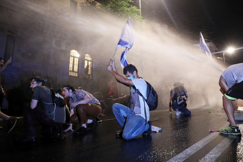 &copy; Reuters. Israelis protest against PM Netanyahu in Jerusalem