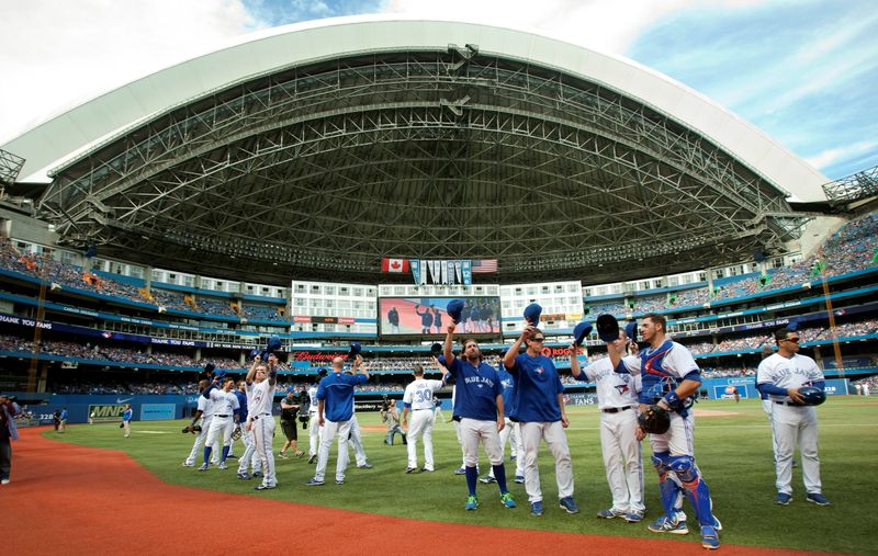 &copy; Reuters. FILE PHOTO: On the last day of the season Toronto Blue Jays players come out of the dugout to tip their hats in Toronto