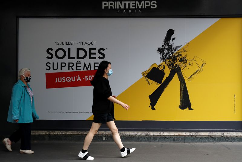 &copy; Reuters. IMAGEN DE ARCHIVO. Un par de mujeres utilizando mascarillas caminan por fuera de la tienda departamental Le Printemps Haussmann, en medio del brote de coronavuris, en Parías, Francia