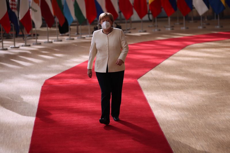 © Reuters. La canciller alemana Angela Merkel llega a la primera cumbre presencial de la UE en Bruselas, Bélgica, el 19 de julio de 2020