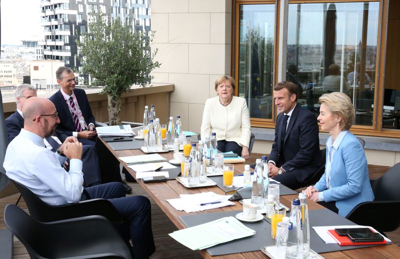 &copy; Reuters. El presidente del Consejo Europeo Charles Michel, la canciller de Alemania Angela Merkel, el presidente de Francia, Emmanuel Macron y la presidenta de la Comisión Europea Ursula von der Leyen conversan durante una reunión en la primera cumbre presencial