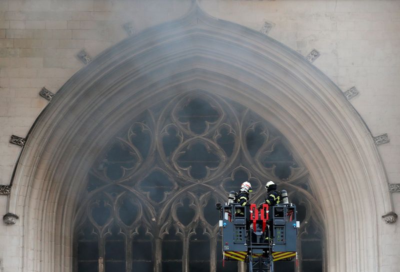 &copy; Reuters. تلفزيون فرنسي: احتجاز رجل على صلة بحريق كاتدرائية نانت