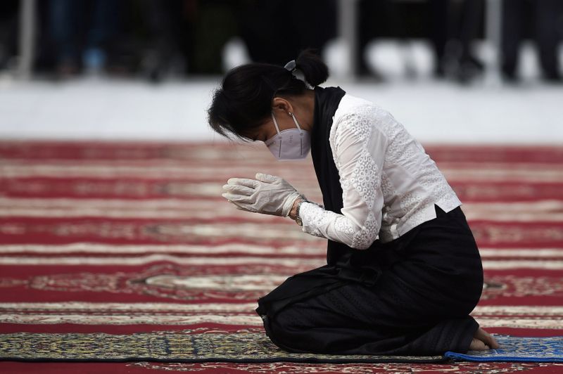 &copy; Reuters. Myanmar State Counsellor and Foreign Minister Aung San Suu Kyi pays her respects to her late father during a ceremony to mark the 73rd anniversary of Martyrs&apos; Day in Yangon