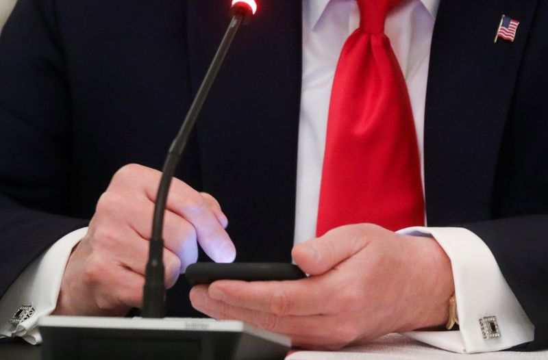 &copy; Reuters. FOTO DE ARCHIVO: El presidente de los Estados Unidos, Donald Trump, con un teléfono móvil en Washington, EEUU