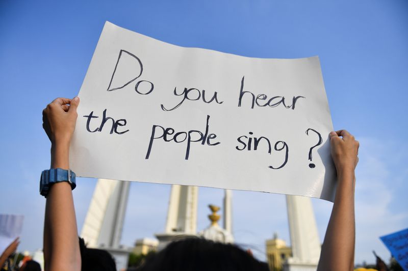 &copy; Reuters. Un manifestante sostiene un cartel durante una protesta que exige la dimisión del gobierno en Bangkok, Tailandia, el 18 de julio de 2020