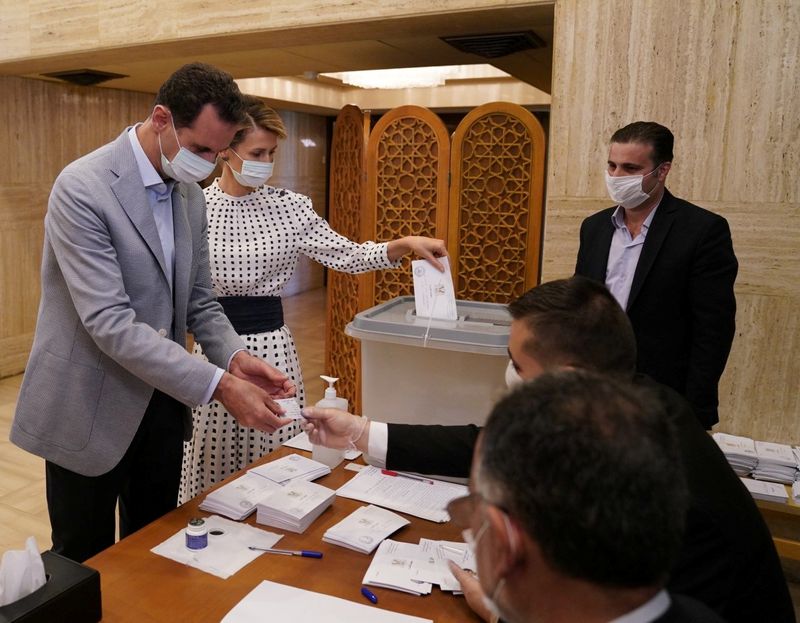 &copy; Reuters. Syria&apos;s President Bashar al-Assad and his wife Asma cast their vote inside a polling station during the parliamentary elections in Damascus