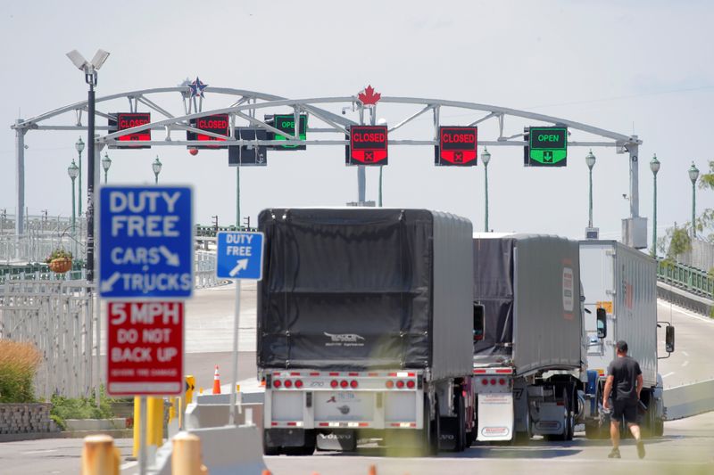 &copy; Reuters. FILE PHOTO: Trucks prepare to cross The Peace Bridge, which runs between Canada and the United States, over the Niagara River in Buffalo, New York