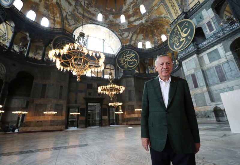&copy; Reuters. الرئاسة التركية: رسوم الفسيفساء بآيا صوفيا ستُغطى بستائر خلال الصلاة