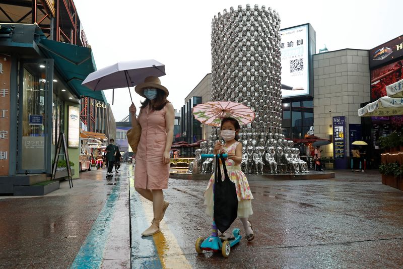 &copy; Reuters. 北京市、20日から新型コロナ警戒レベル引き下げ