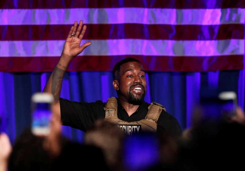 © Reuters. Rapper Kanye West holds his first rally in support of his presidential bid in North Charleston