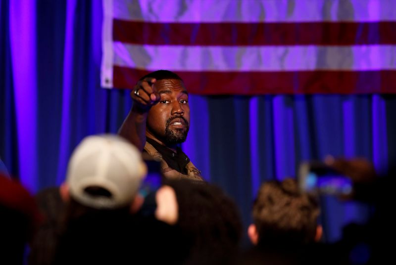 &copy; Reuters. El rapero estadounidense Kanye West celebra su primer mitin en apoyo a su carrera presidencial en Charleston, Carolina del Sur, EEUU.