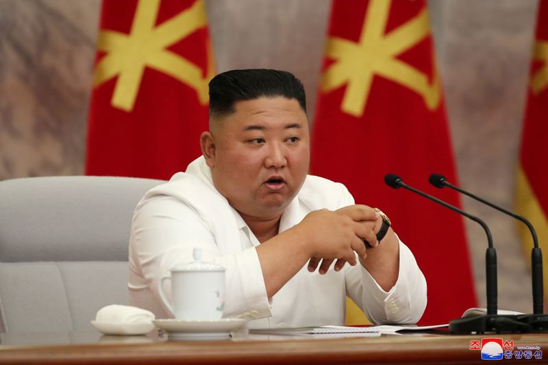 &copy; Reuters. 金正恩委員長が病院建設現場を視察、責任者を厳しく叱責