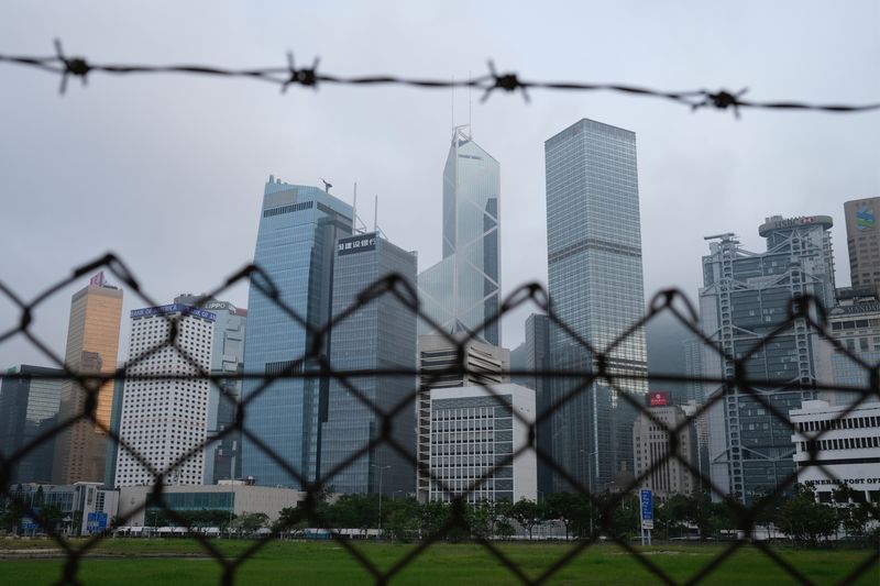 &copy; Reuters. FOTO DE ARCHIVO: Vista general de varios rascacielos en Hong Kong