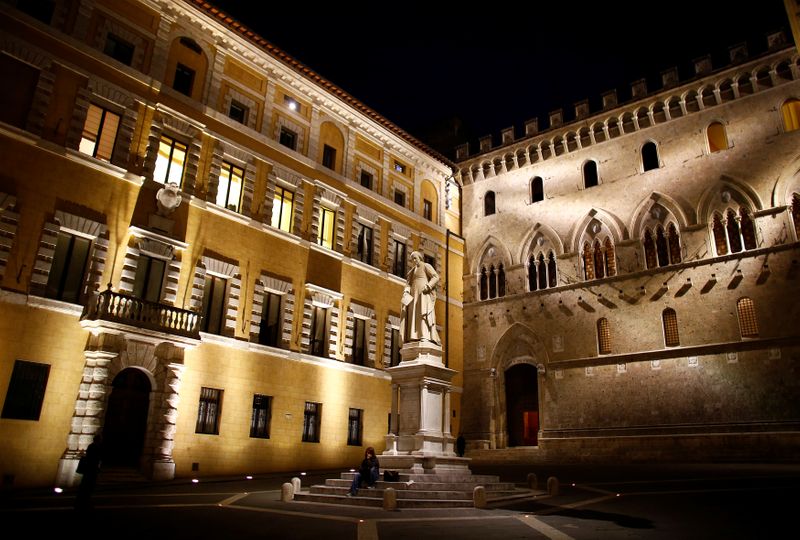 &copy; Reuters. L&apos;ingresso della sede di banca Monte dei Paschi in centro a Siena