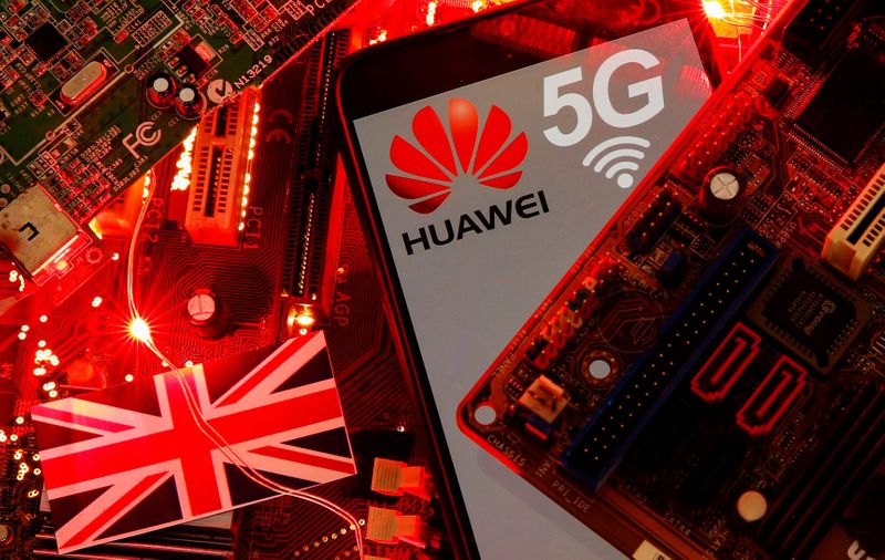 &copy; Reuters. FOTO DE ARCHIVO: La bandera británica y un teléfono móvil con los logotipos de Huawei y de la red 5G