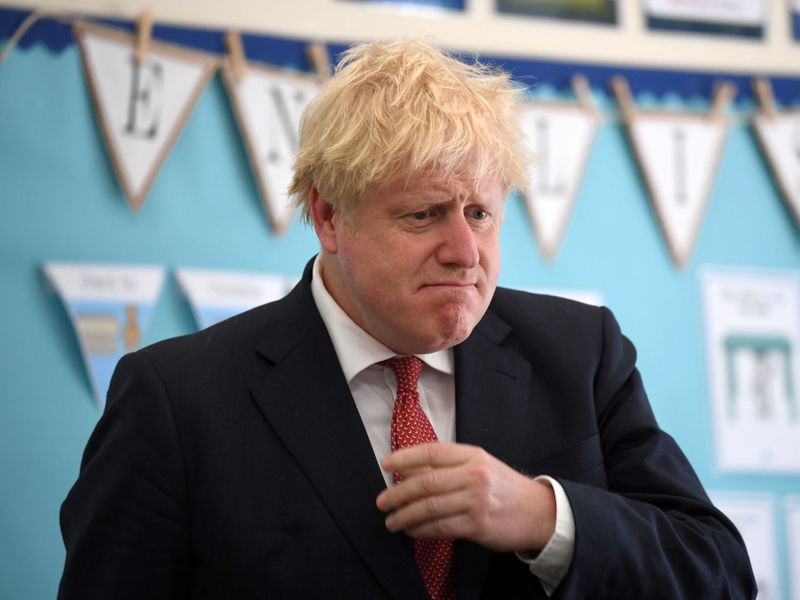&copy; Reuters. Primeiro-ministro britânico, Boris Johnson, durante visita a escola em Kent