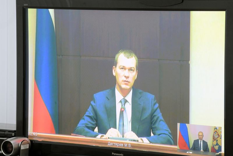&copy; Reuters. Russian President Putin speaks with parliamentarian Degtyarev in Kerch