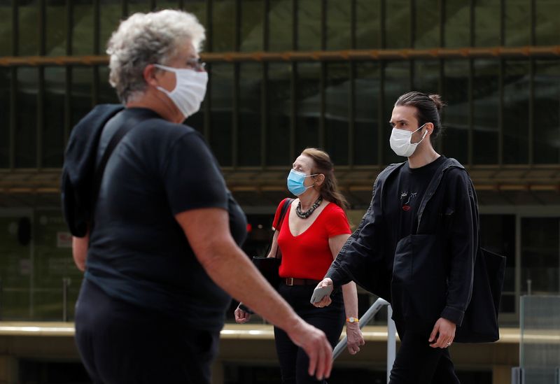&copy; Reuters. Pessoas com máscara de proteção em centro comercial de Paris