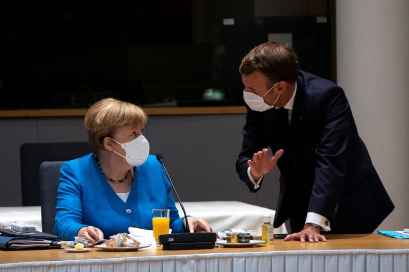 &copy; Reuters. FOTO DE ARCHIVO: Angela Merkel y Emmanuel Macron en Bruselas