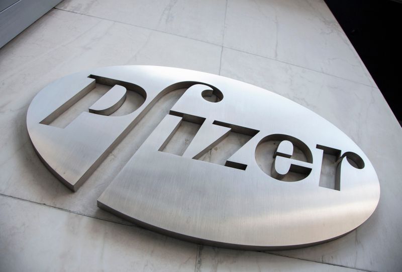 &copy; Reuters. Il logo di Pfizer presso il quartier generale del gruppo a New York, 28 aprile 2020