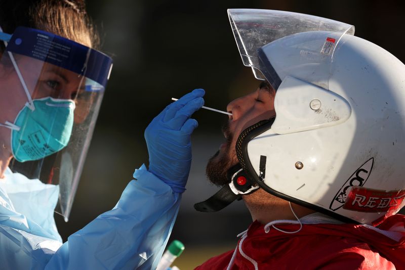&copy; Reuters. Agente da saúde realiza exame de coronavírus em motoqueiro em Nova Gales do Sul, na Austrália