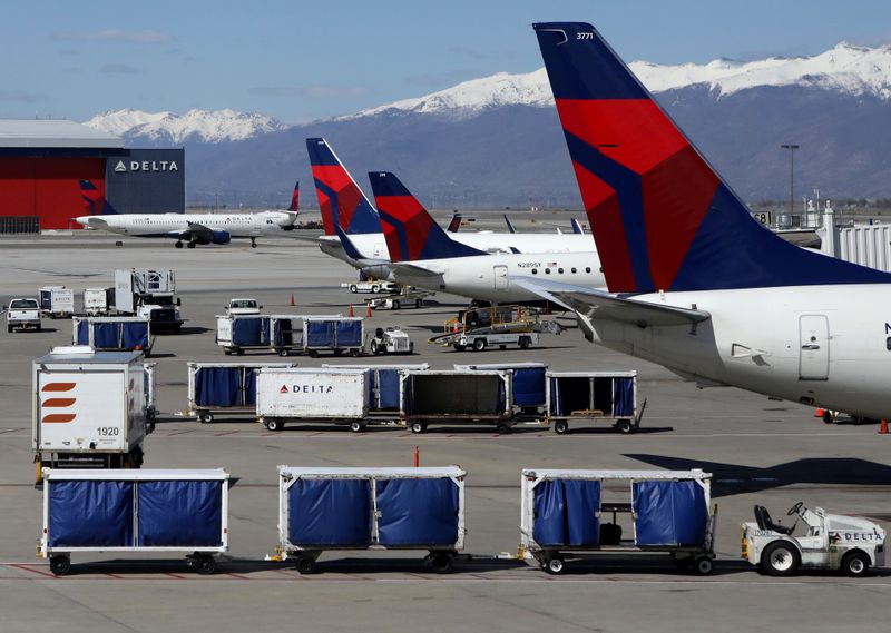 © Reuters. Delta Airlines planes are loaded and unloaded at Salt Lake City International Airport in Salt Lake City