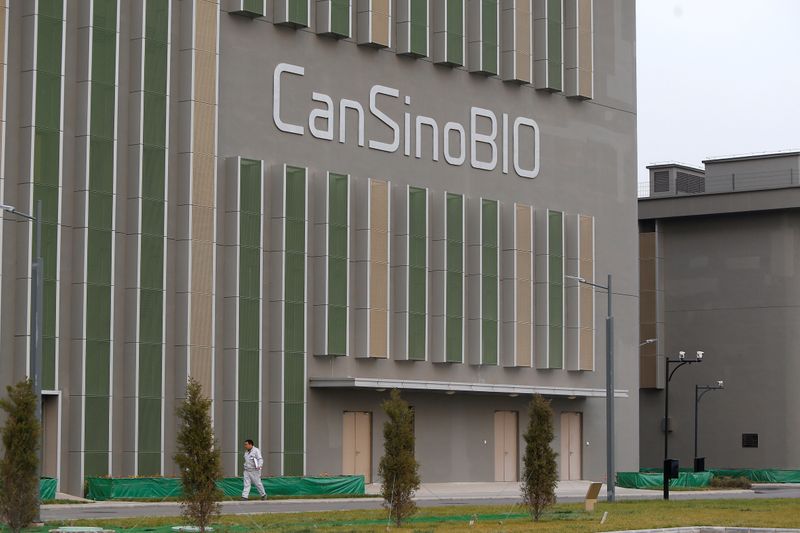&copy; Reuters. Logo da CanSino Biologics em prédio em Tianjin, na China