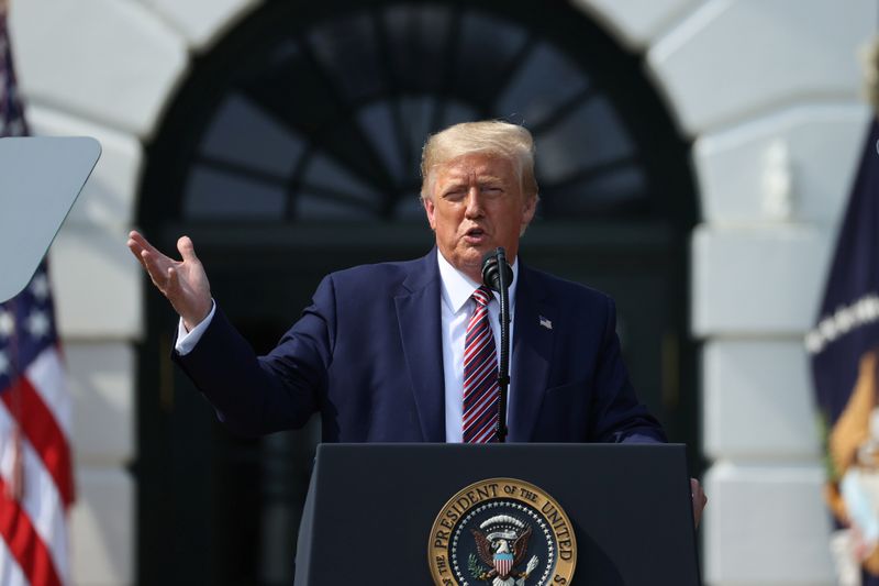 © Reuters. U.S. President Trump touts administration efforts to curb federal regulations during an event on the South Lawn of the White House in Washington