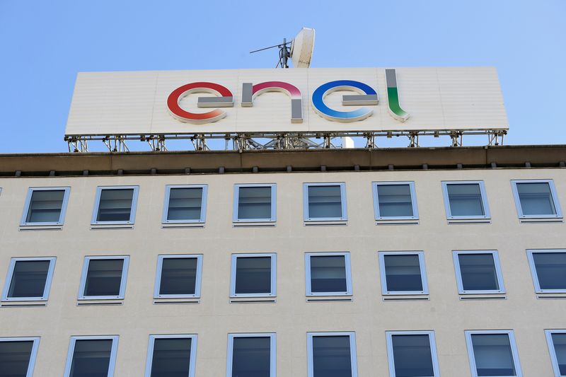 &copy; Reuters. Il logo di Enel sul palazzo che ospita la sede del gruppo a Milano, 5 febbraio 2020
