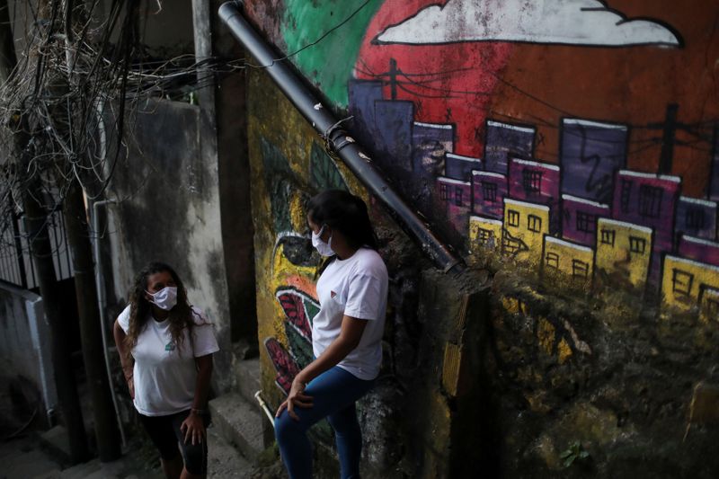 &copy; Reuters. Técnicas em enfermagem descansam durante trabalho voluntário com famílias carentes em comunidade do Rio de Janeiro