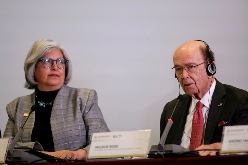 © Reuters. FILE PHOTO: Mexico's Economy Minister Graciela Marquez and U.S. Commerce Secretary Wilbur Ross take part in a meeting in Mexico City