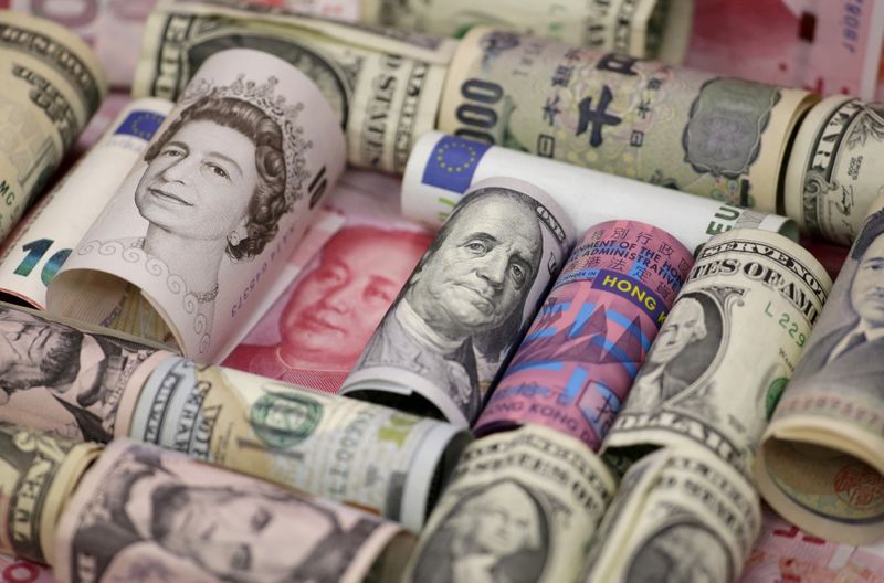 &copy; Reuters. FILE PHOTO: Euro, Hong Kong dollar, U.S. dollar, Japanese yen, British pound and Chinese 100-yuan banknotes are seen in a picture illustration