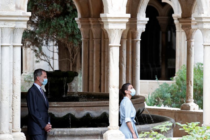 &copy; Reuters. Los Reyes de España, Felipe y Letizia, visitan el Monasterio de Santa María de Poblet, al norte de Tarragona, España