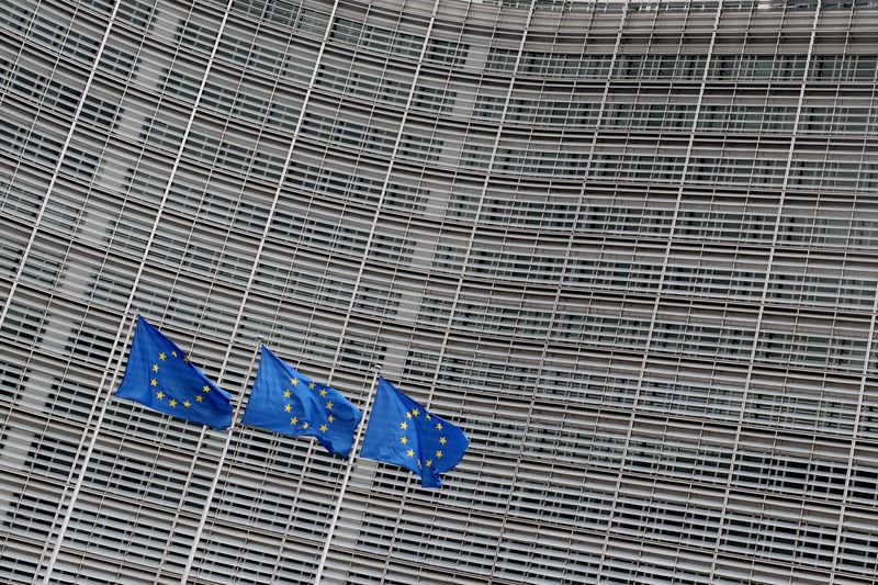 &copy; Reuters. FOTO DE ARCHIVO: Las banderas de la Unión Europea fuera de la sede de la Comisión Europea en Bruselas, Bélgica