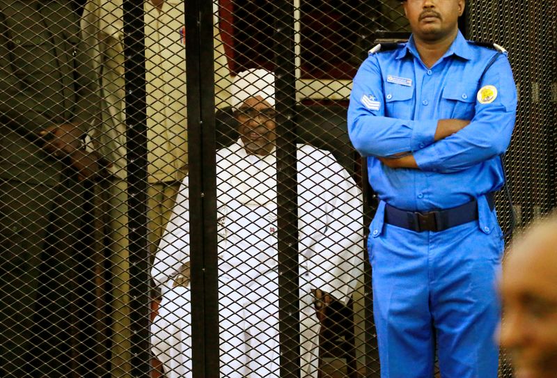 &copy; Reuters. Sudanese former president Omar Hassan al-Bashir sits inside a cage during the hearing of the verdict that convicted him of corruption charges in a court in Khartoum