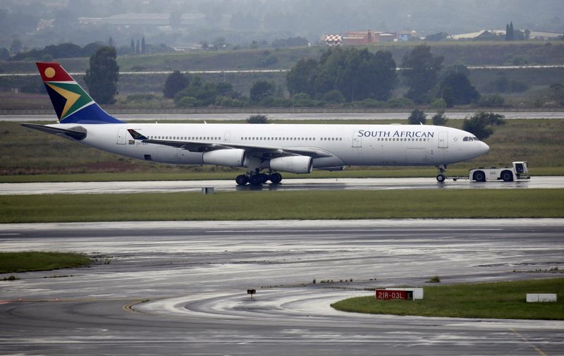 &copy; Reuters. FILE PHOTO: South African Airways (SAA) Airbus A340 plane is towed at O.R. Tambo International Airport in Johannesburg