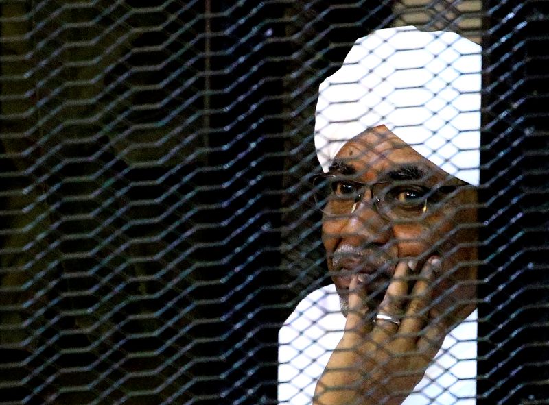 &copy; Reuters. السودان يبدأ محاكمة البشير وحلفائه بتهمة قيادة انقلاب 1989