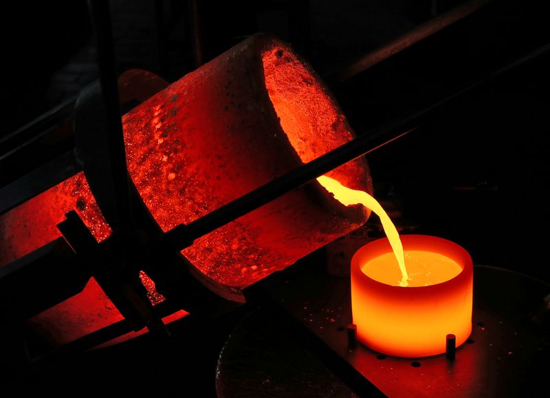 &copy; Reuters. FILE PHOTO: Liquid gold is poured to form grains at Swiss refinery Metalor in Marin