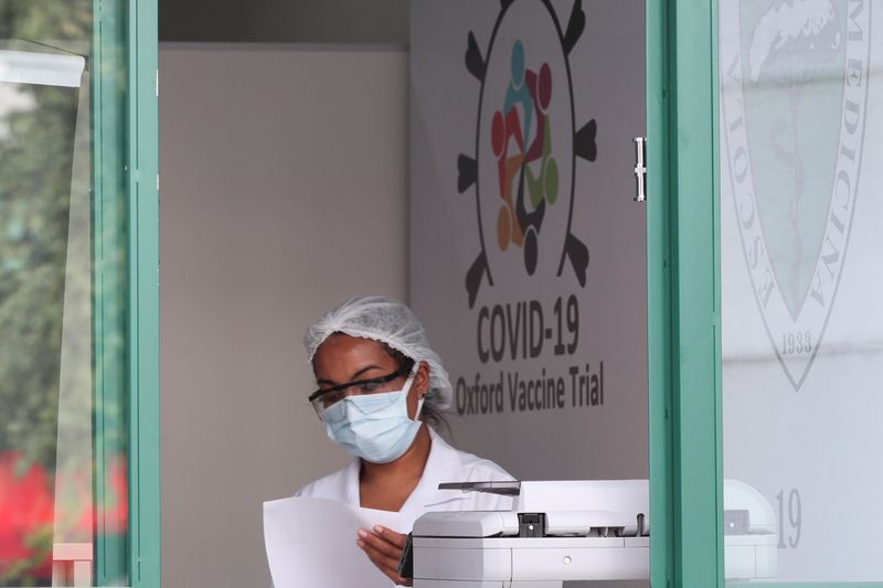 &copy; Reuters. Funcionária da Universidade Federal de São Paulo no local onde está sendo testada a vacina Oxford/AstraZeneca contra a Covid-19