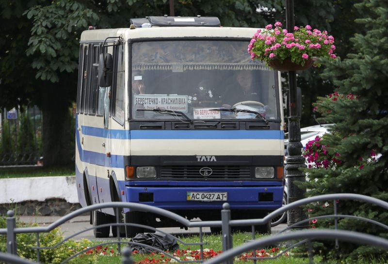 © Reuters. سماع طلقات رصاص أثناء احتجاز رجل لرهائن في حافلة بغرب أوكرانيا