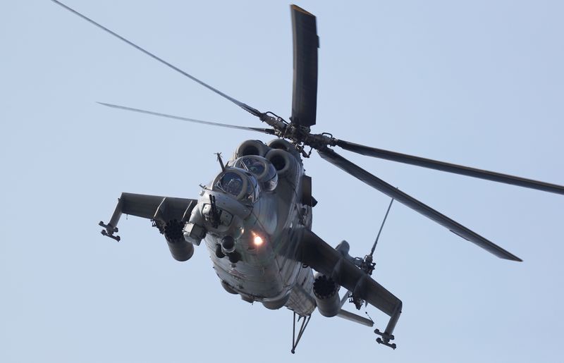 &copy; Reuters. Вертолет Ми-24 во время учений сил Балтийского флота РФ на полигоне Хмелевка в Калининградской области