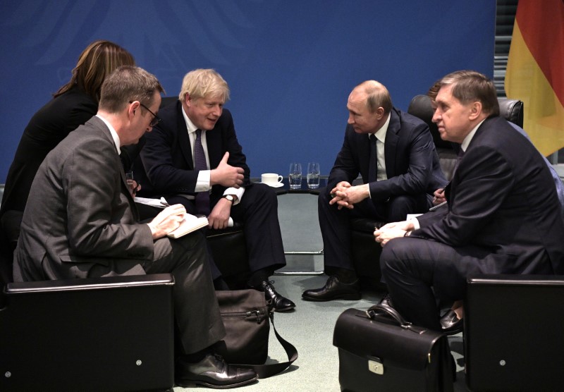 © Reuters. Russia's President Vladimir Putin and Britain's Prime Minister Boris Johnson meet on sideline of the Libya summit in Berlin